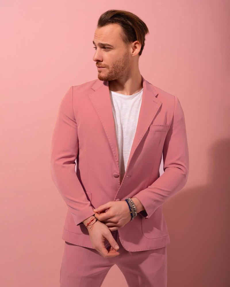 kerem bursin in pembe takim elbiseli paylasimi olay oldu